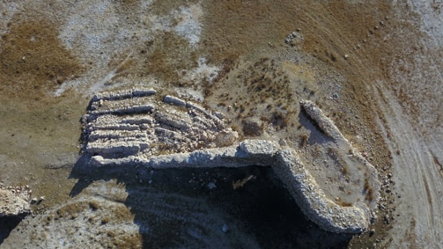 Van Gölü suyu çekilmesiyle tarihi kalıntılar gün yüzüne çıktı