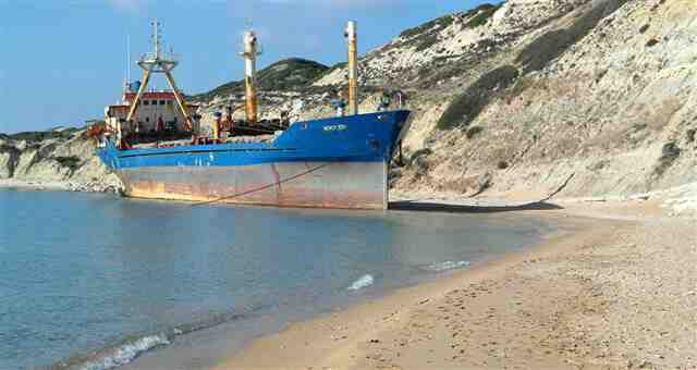 Bozcaada sahilinde 2 yıldır bekliyor