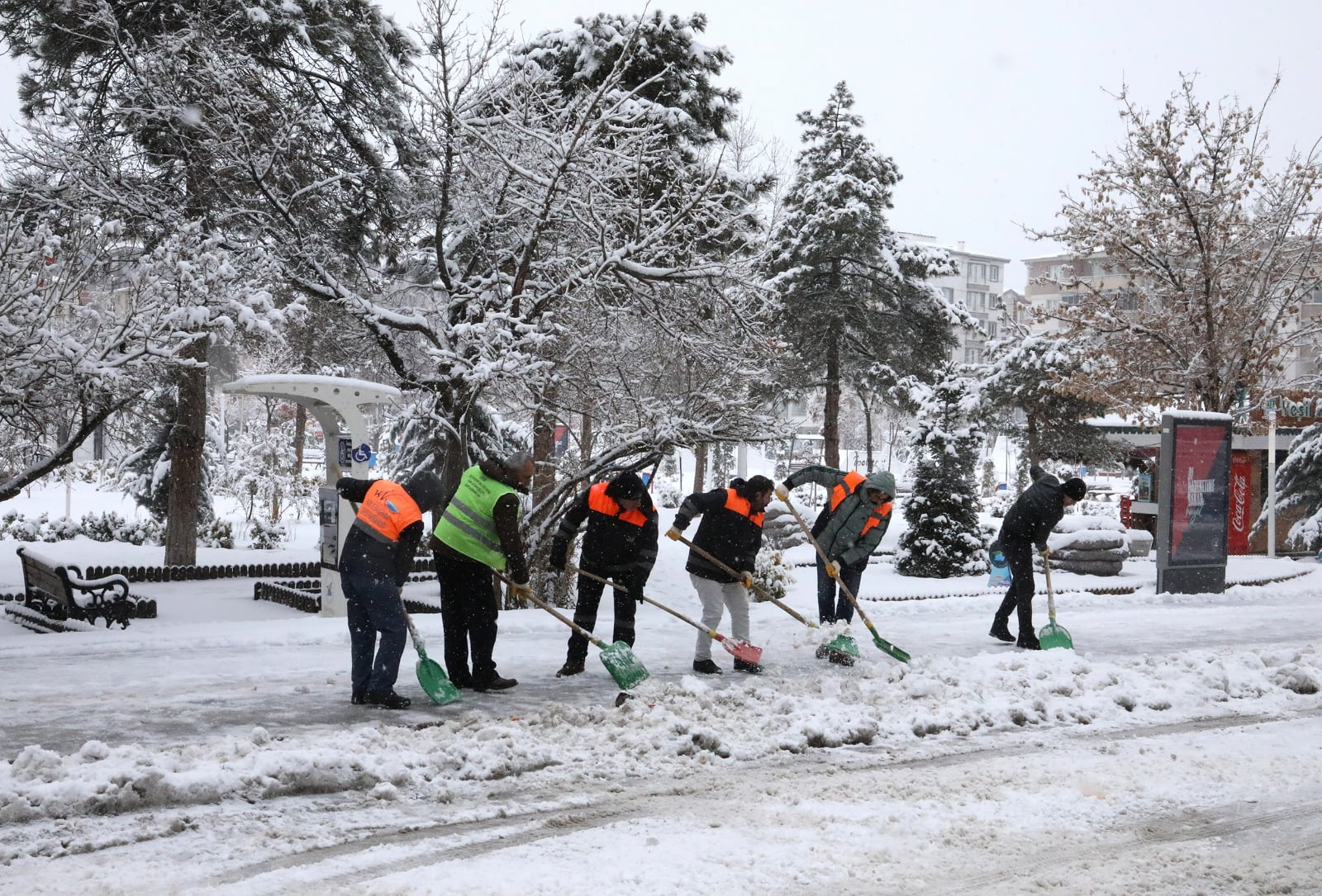 Van’da karla mücadele çalışmaları devam ediyor
