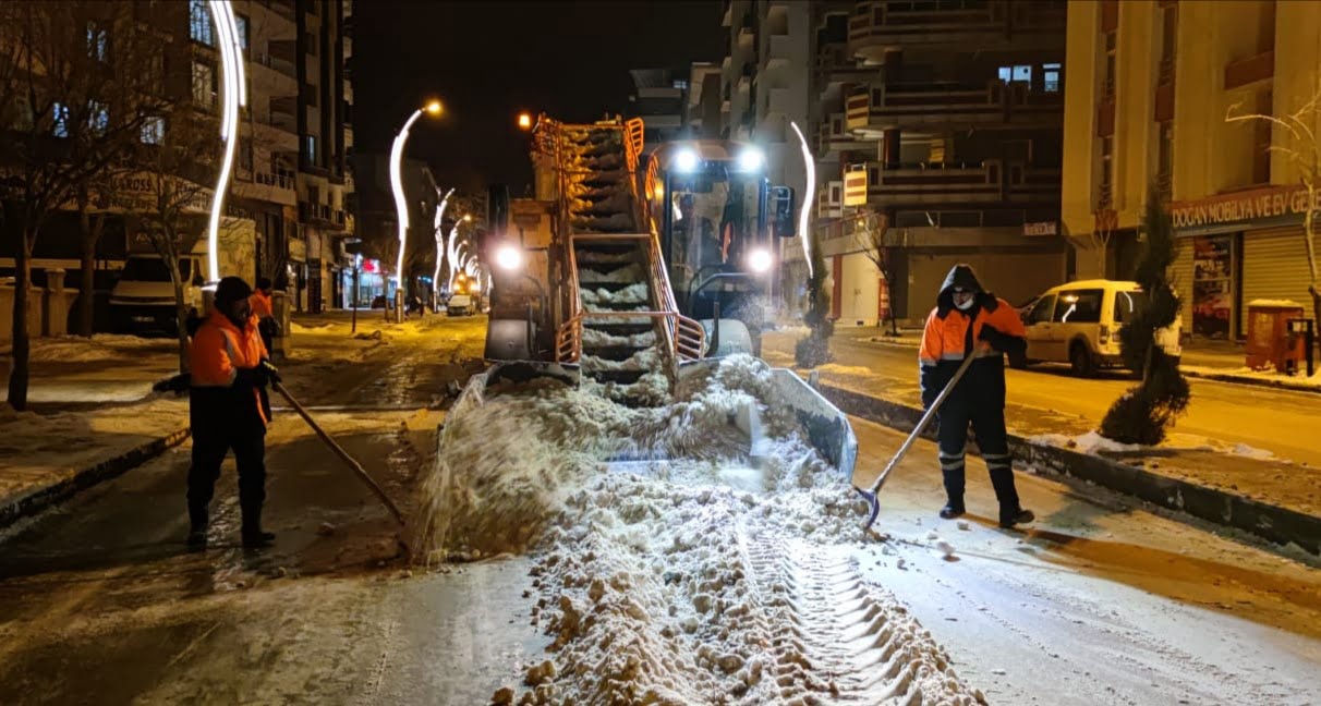 Van’da yoğun kar yağışı ekipleri alarma geçirdi