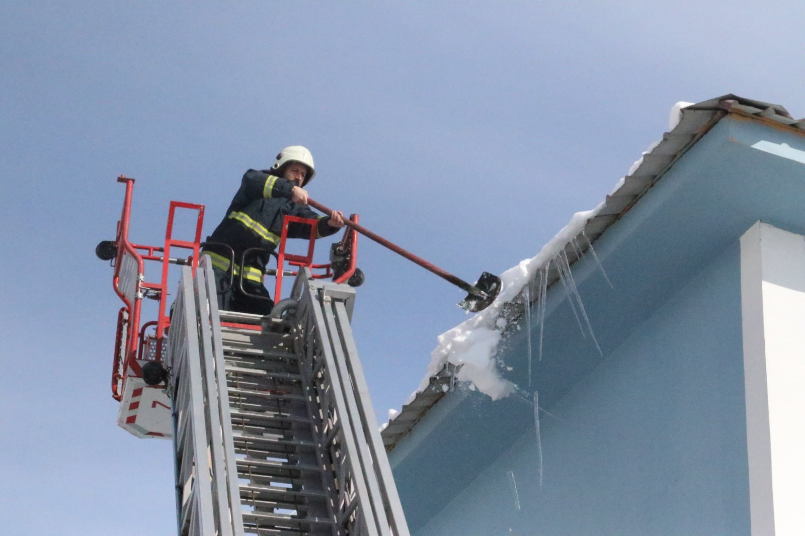 Van’da itfaiye ekipleri Okullarda tehlike oluşturan buzları kırıyor