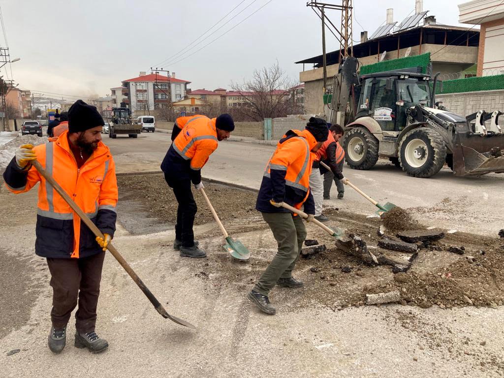 Van Büyükşehir yollarda bakım ve onarım çalışması başlattı