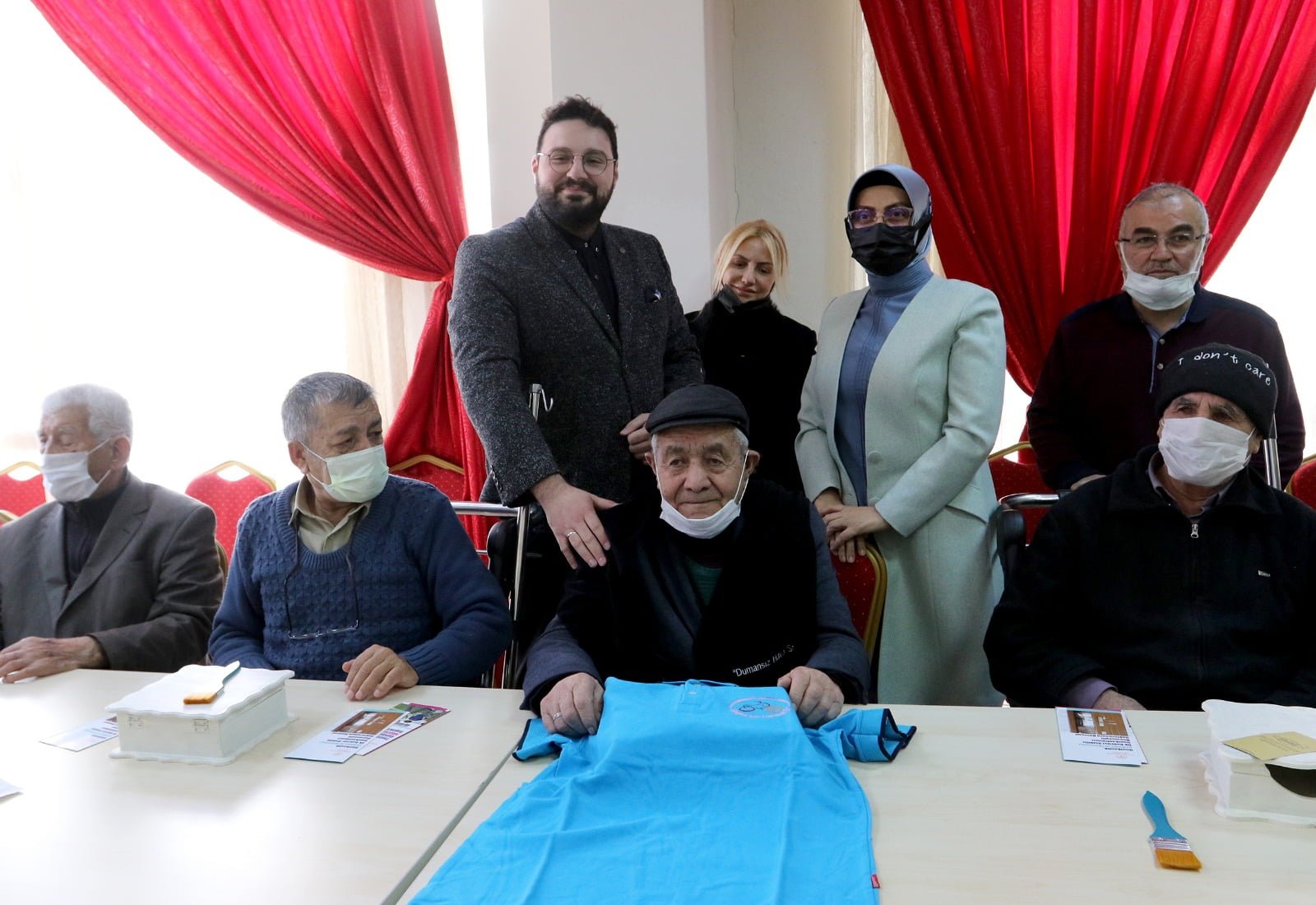 Van Valisi Bilmez yaşlılarla bir araya geldi