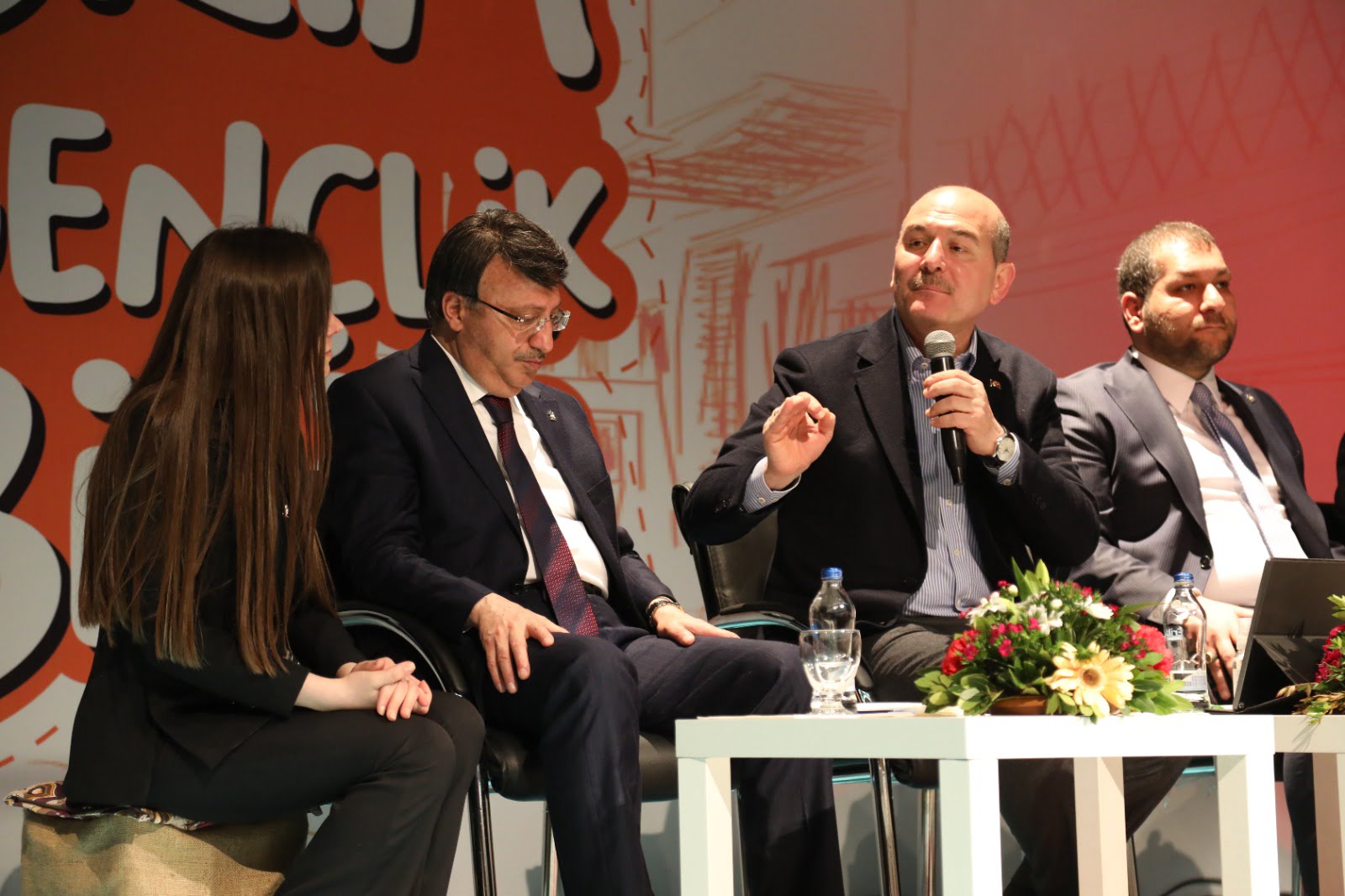 Bakan Soylu Gençlerle şarkı söyledi