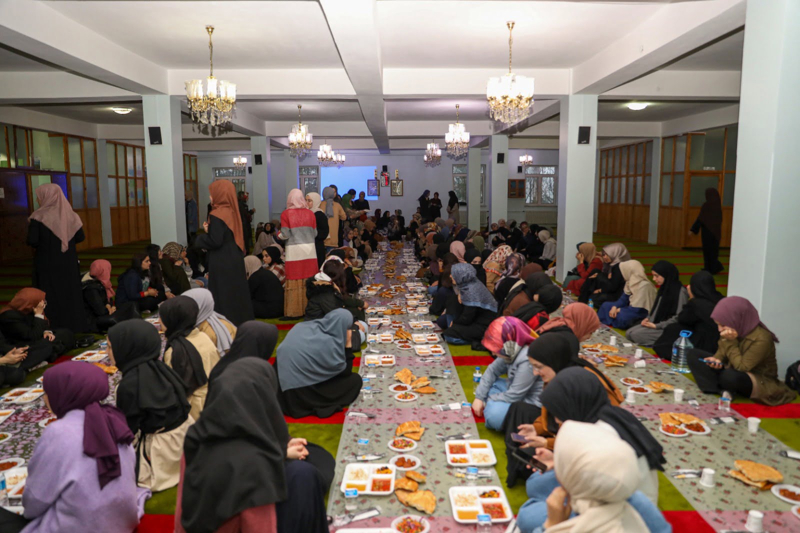 Van Vali’si Bilmez’in eşi Meral Bilmez gençlerle iftar yemeğinde buluştu