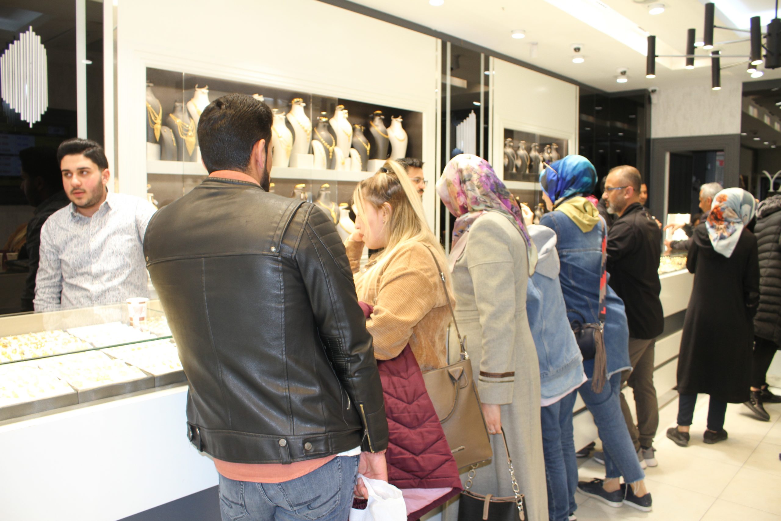Kuyumcularda düğün sezonu hareketliliği başladı