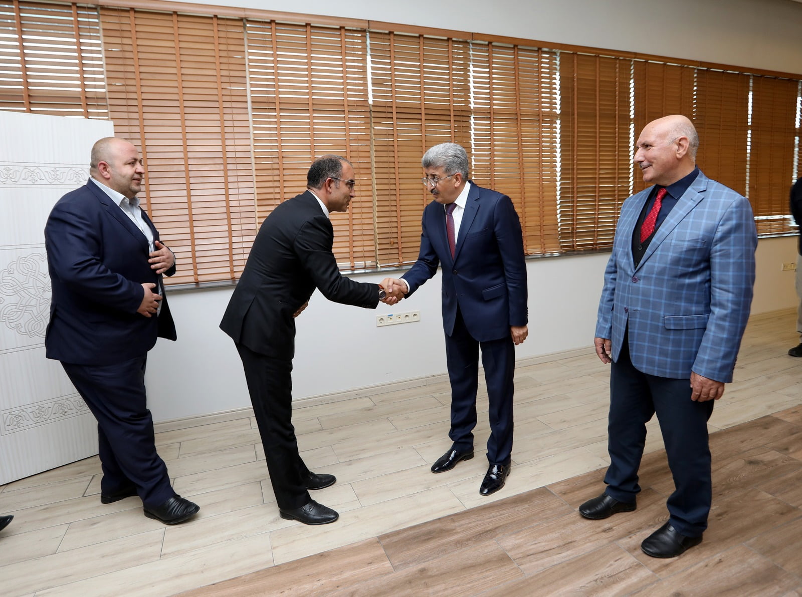 Van Vali’si Bilmez, Büyükşehir Belediyesi personeli ile bayramlaştı