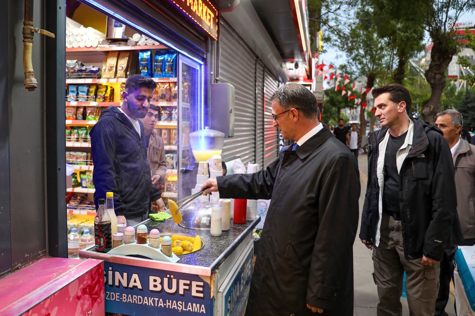 Vali Dr. Ozan Balcı Esnafı Ziyaret Etti