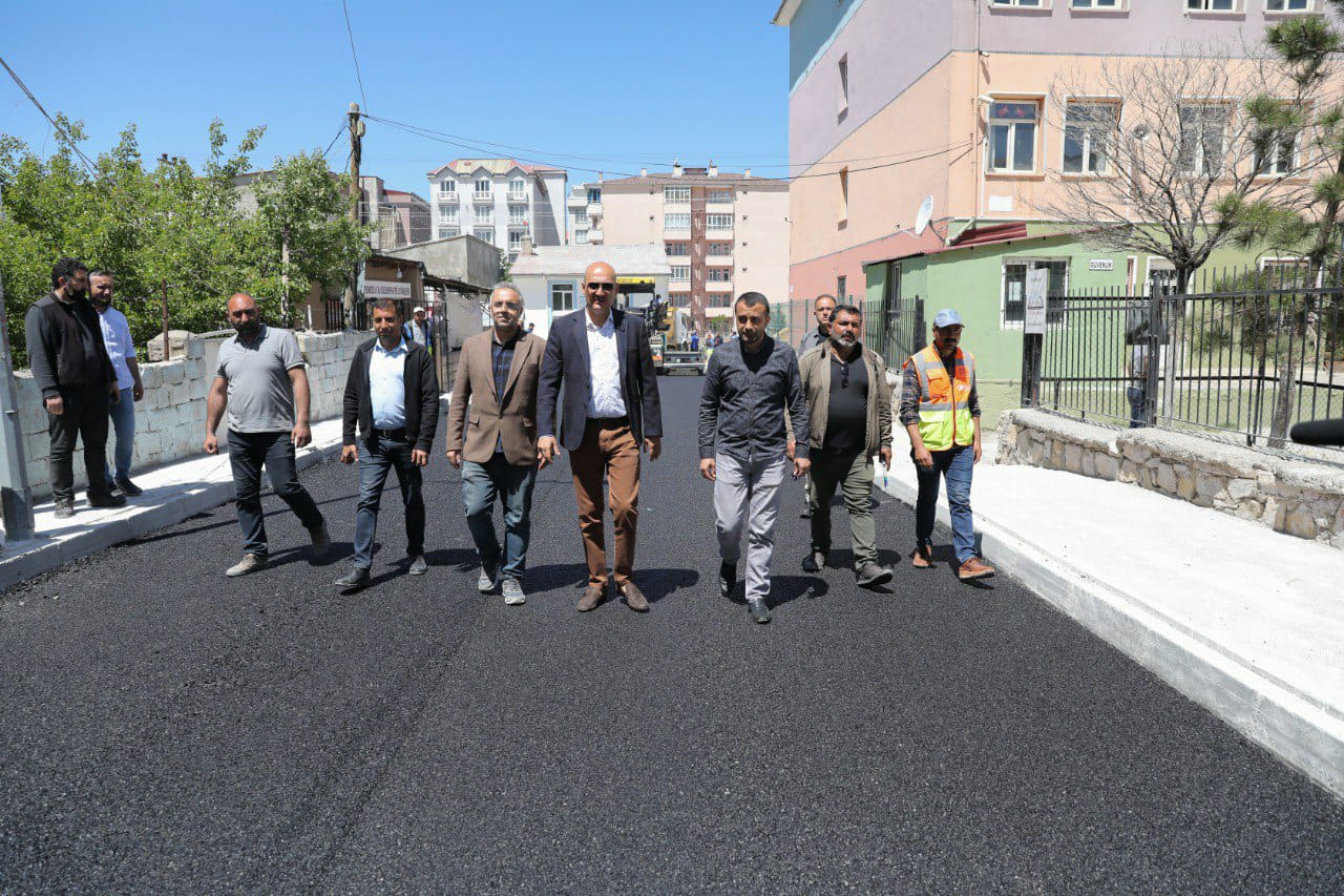 Van’da sezonun ilk asfaltı döküldü