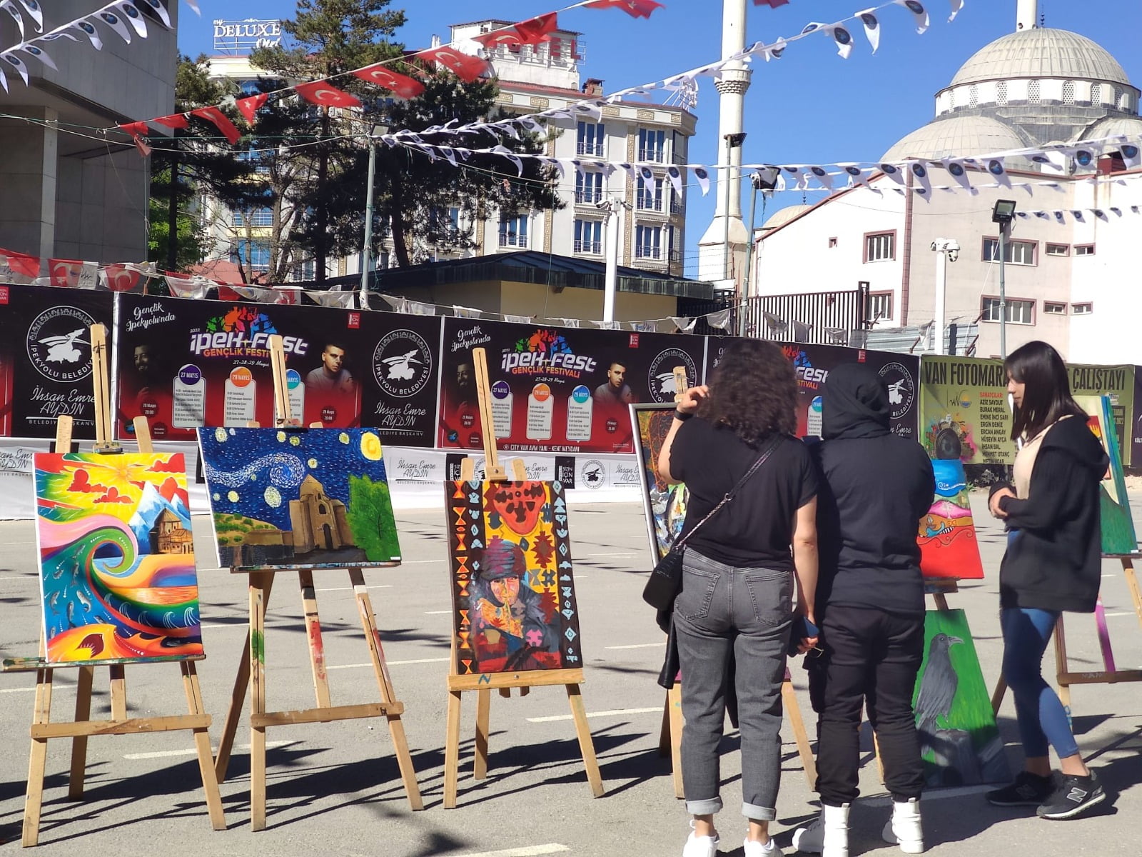 Van Selahaddin Eyyubi Lisesi öğrencilerinin açtığı resim sergisine yoğun ilgi