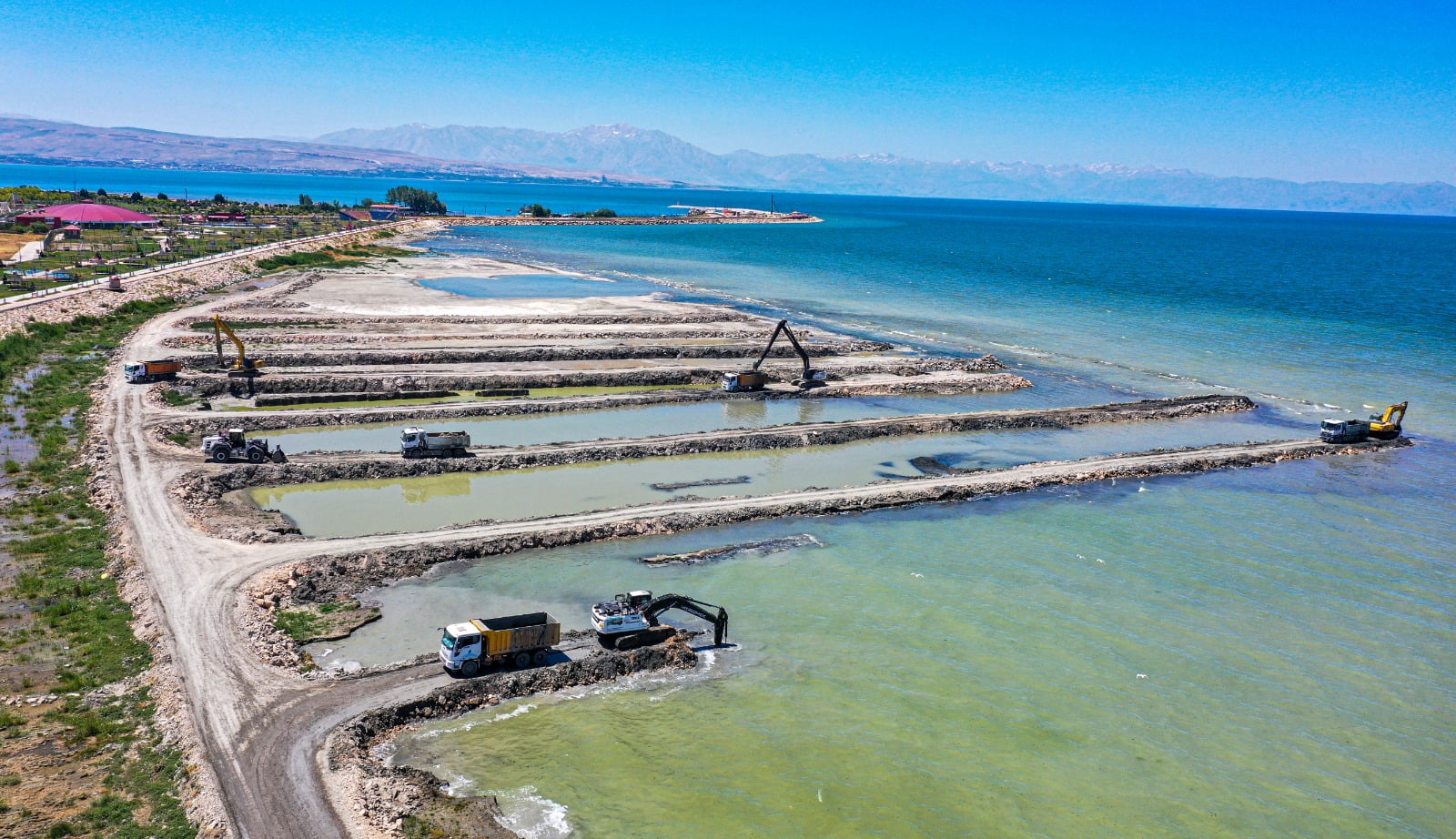 Van Gölü dip çamur temizliği devam ediyor