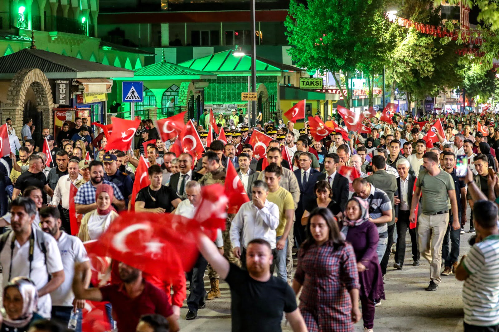 Van’da 15 Temmuz coşkuyla kutlandı