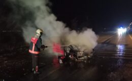 Van’da Kaza Sonrası Otomobil Alev Aldı: 2 Yaralı