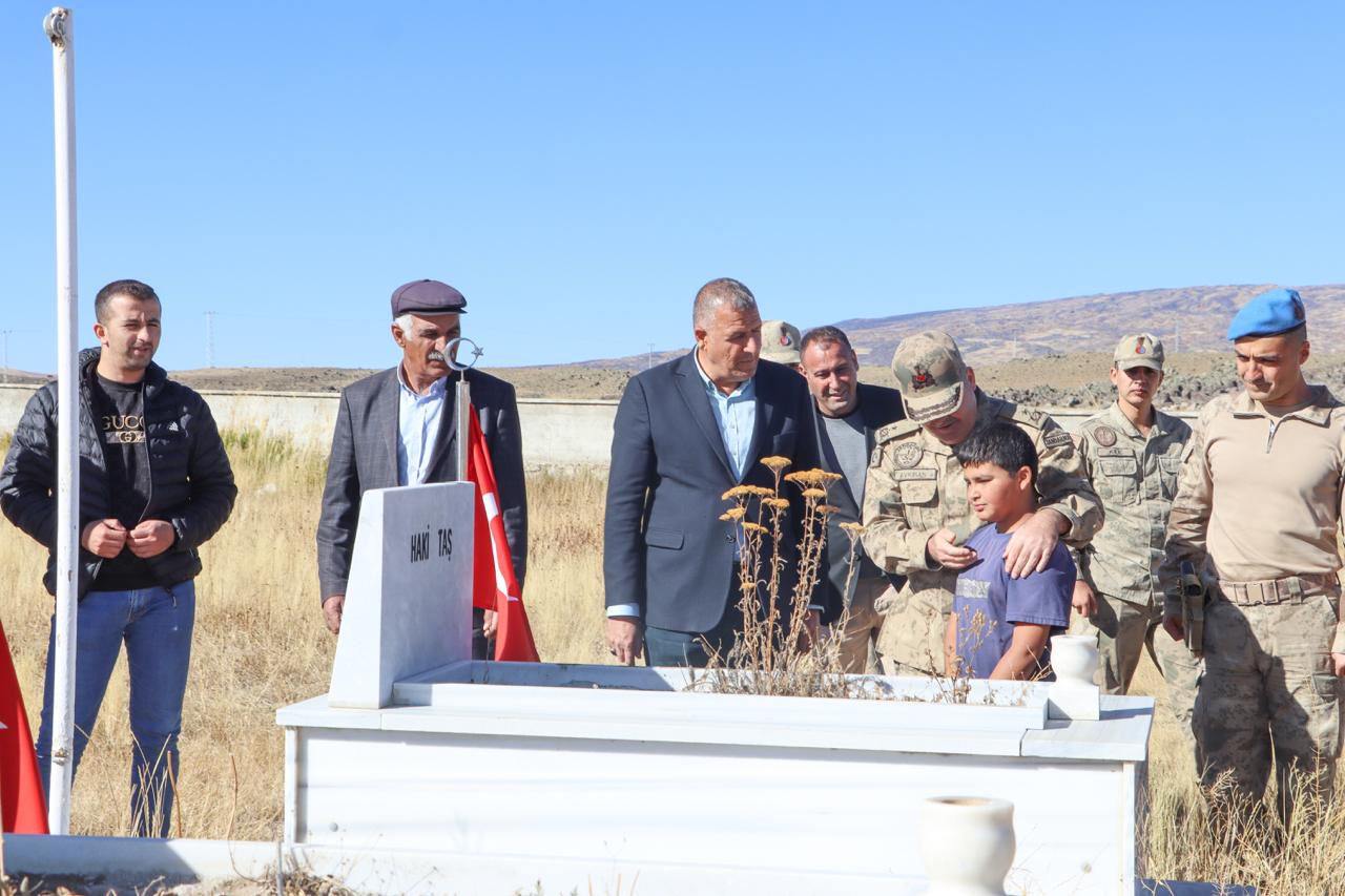 Van İl Jandarma Komutanı Tuğgeneral Avkıran’dan şehit kabirlerine ziyaret