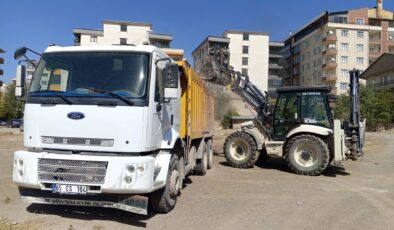 Van’da Şehir göbeğinde moloz dökene müdahale gecikmedi