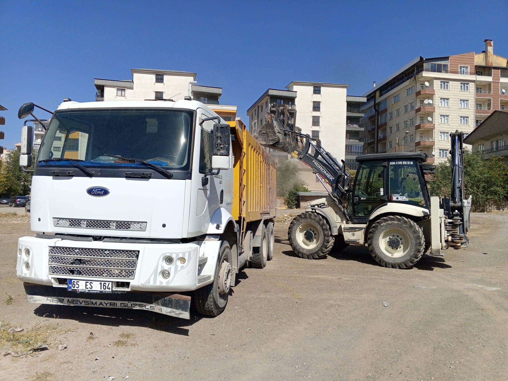Van’da Şehir göbeğinde moloz dökene müdahale gecikmedi
