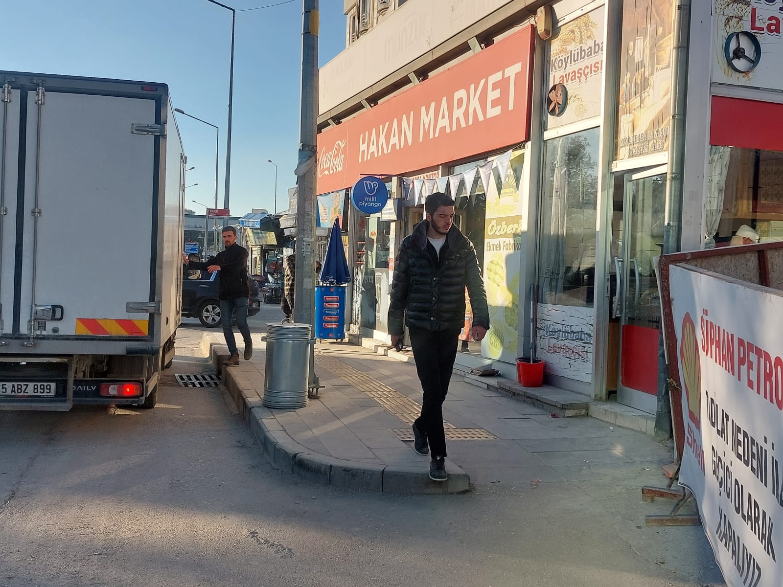 Van’da balıkçılar kaldırımları işgal ediyor