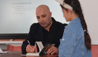 Yazar Yetkin, Tunca Uras İlkokulu’nda ögrencilerle bir araya geldi