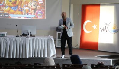 Yazar Yetkin okurları ile buluştu