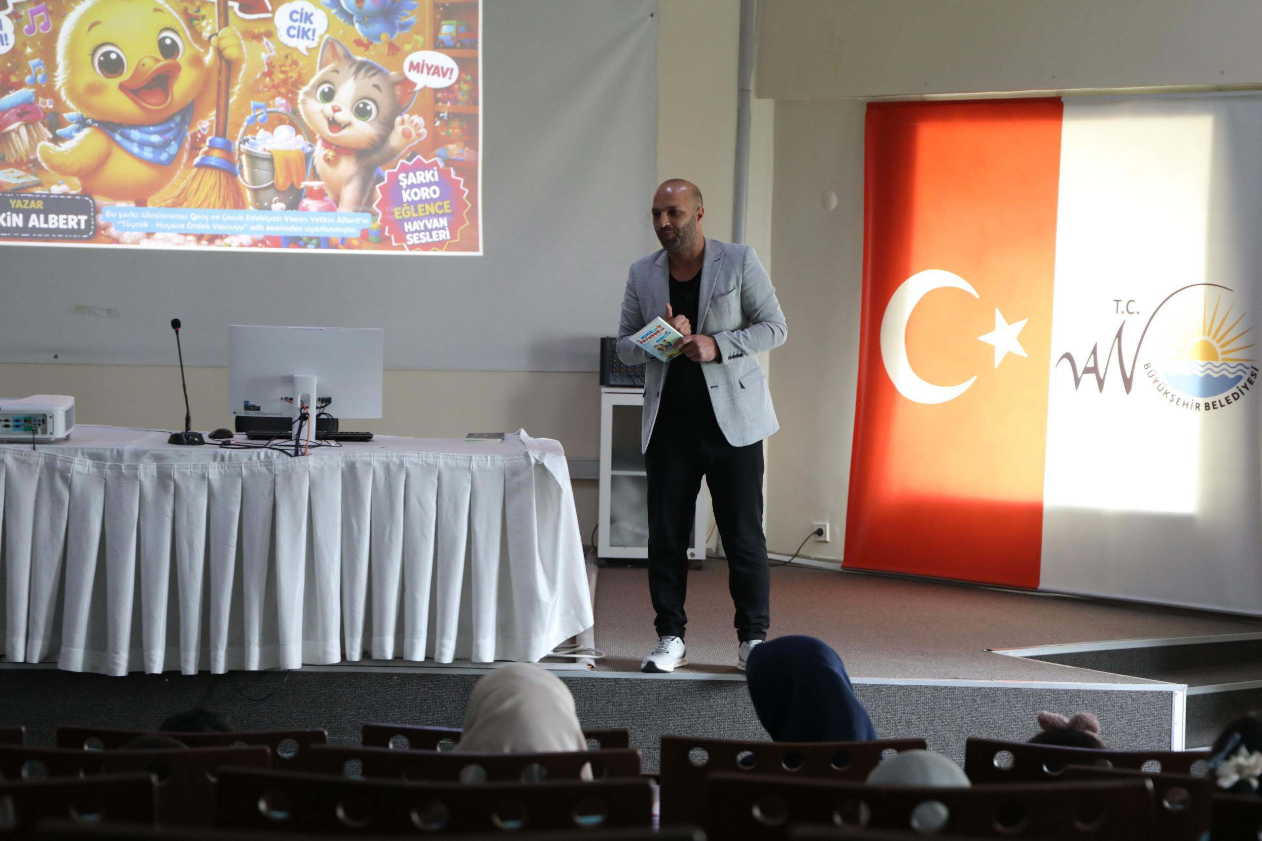Yazar Yetkin okurları ile buluştu