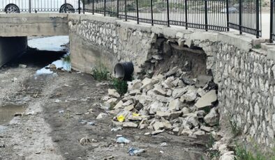 Tuşba’da Akköprü Deresi Alarm Veriyor ! Van Ortaokulu Yolu Çöküyor!