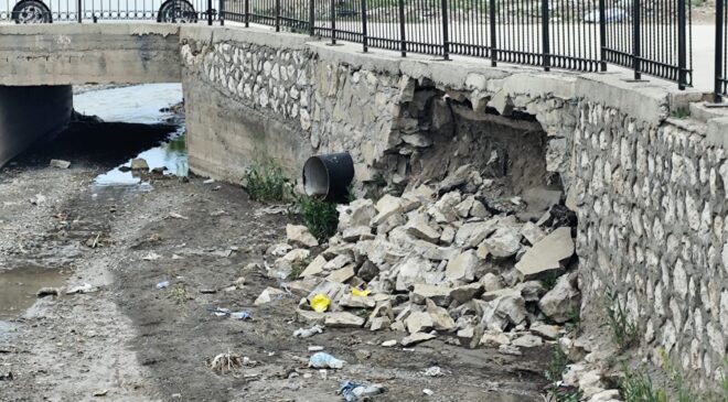 Tuşba’da Akköprü Deresi Alarm Veriyor ! Van Ortaokulu Yolu Çöküyor!