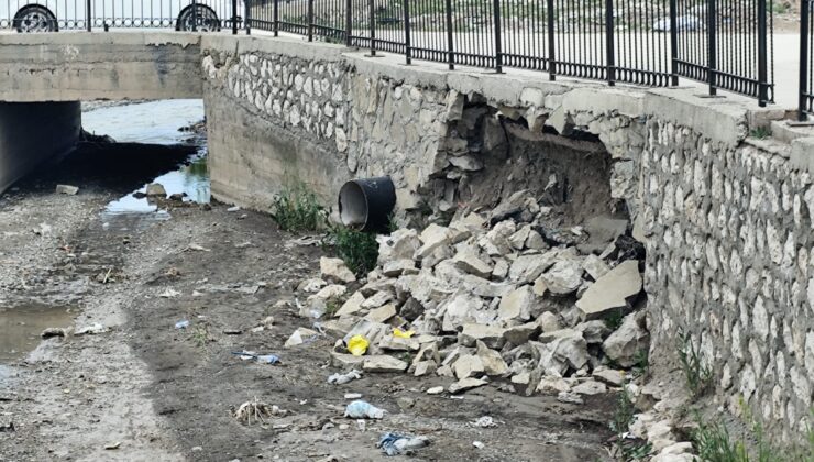 Tuşba’da Akköprü Deresi Alarm Veriyor ! Van Ortaokulu Yolu Çöküyor!