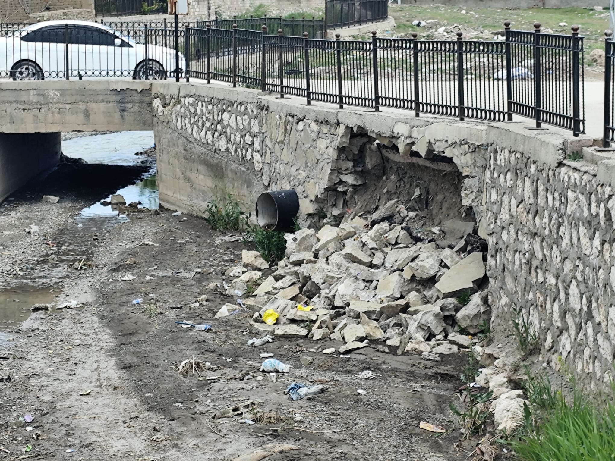 Tuşba’da Akköprü Deresi Alarm Veriyor ! Van Ortaokulu Yolu Çöküyor!