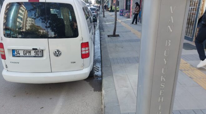 VAN’DA BÜROKRATİK TIKANIKLIK TEPKİ ÇEKİYOR  SIHKE CADDESİ’NDE SU 45 GÜNDÜR BOŞA AKIYOR!